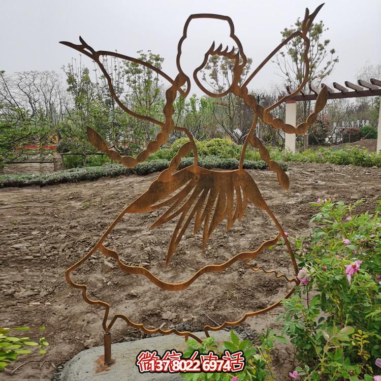 不銹鋼鏤空人物雕塑，點綴公園美景