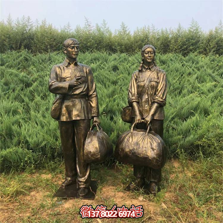 手工雕刻民俗小品，玻璃鋼仿銅人物拿行李的車站裝飾品