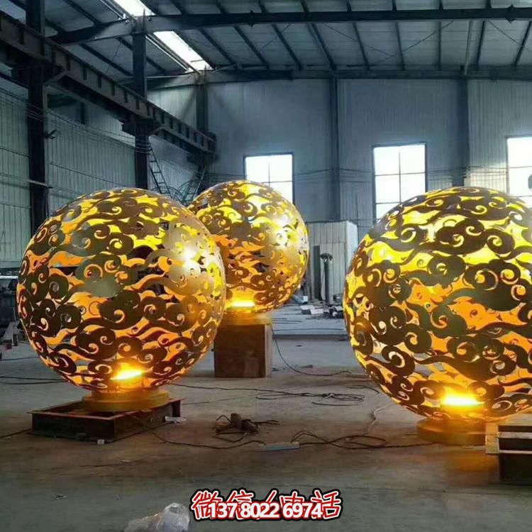 創(chuàng)意不銹鋼鏤空景觀擺件，為廣場帶來濃濃的藝術(shù)氣息