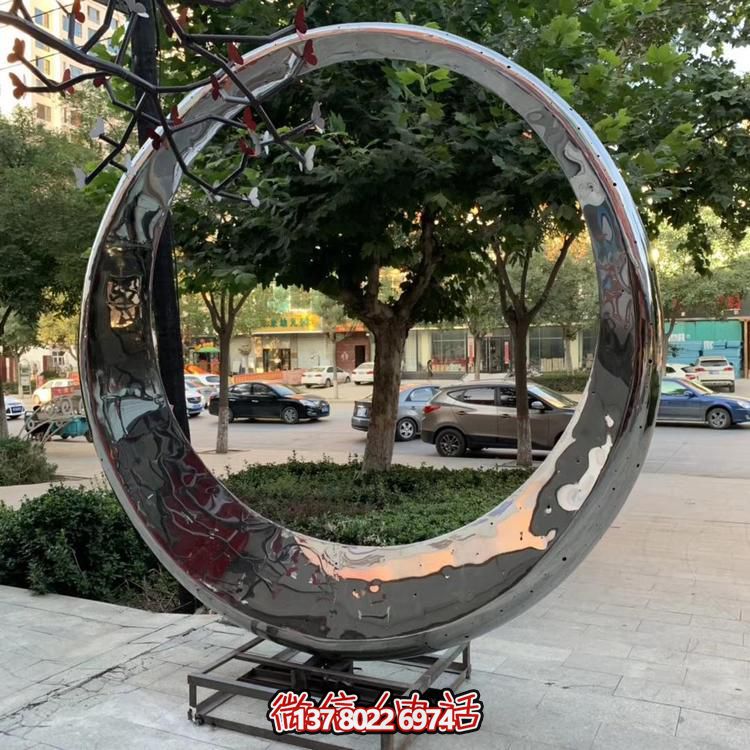 高級(jí)不銹鋼鏡面拋光圓環(huán)噴泉，為酒店會(huì)所戶(hù)外景觀(guān)雕塑增添絢麗色彩