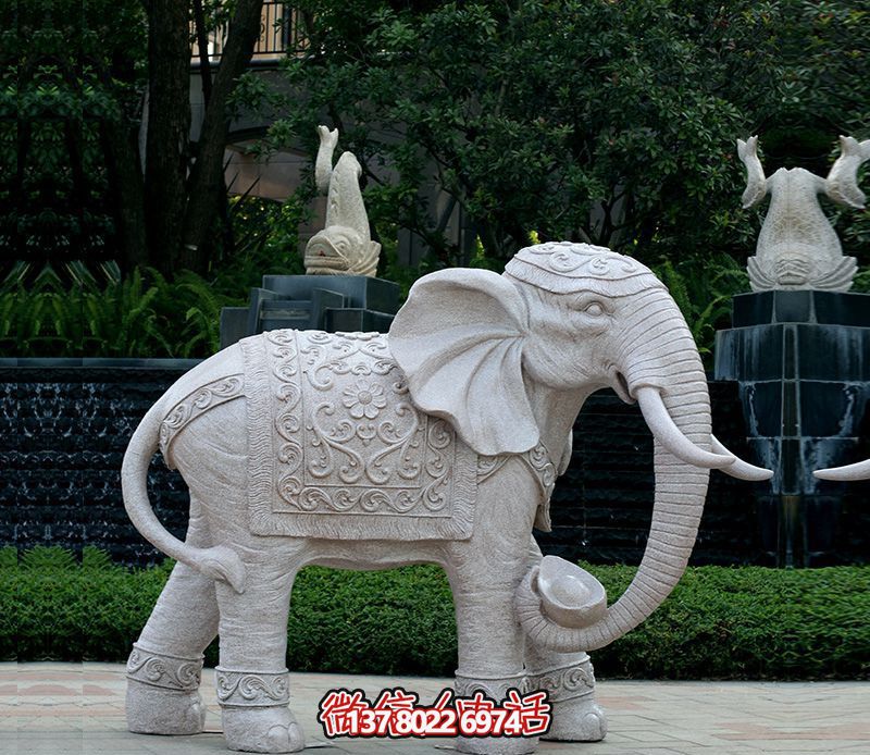 精美浮雕大象雕塑，點綴綠意花園