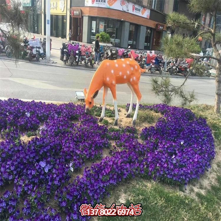 仿真鹿雕塑，在草叢中擺放，玻璃鋼打造
