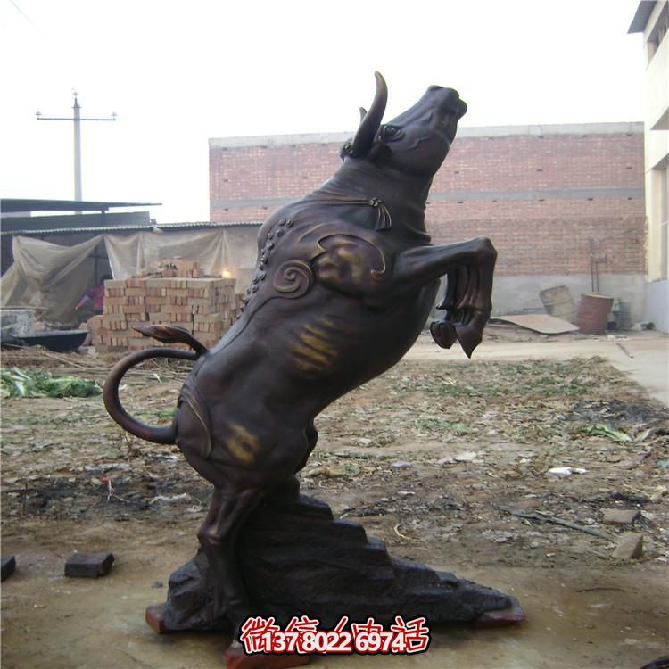 牛年奮進雕塑，玻璃鋼仿銅戶外景區農耕積極雕塑