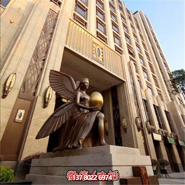 大型銅雕花仙子雕塑，精美點綴酒店門口