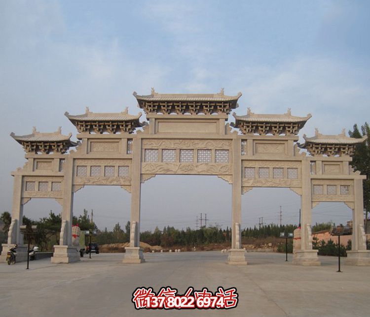 精美大型鏤空牌樓石雕，為公園廣場增添美麗色彩