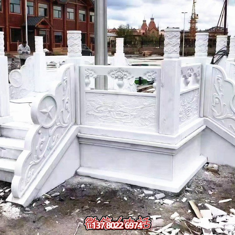 漢白玉升旗臺，做工精美，安全防護欄桿