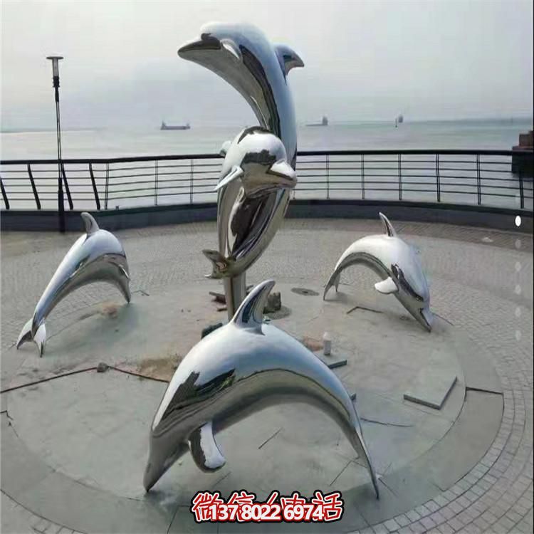 不銹鋼海豚雕塑，讓海邊的廣場更加美觀