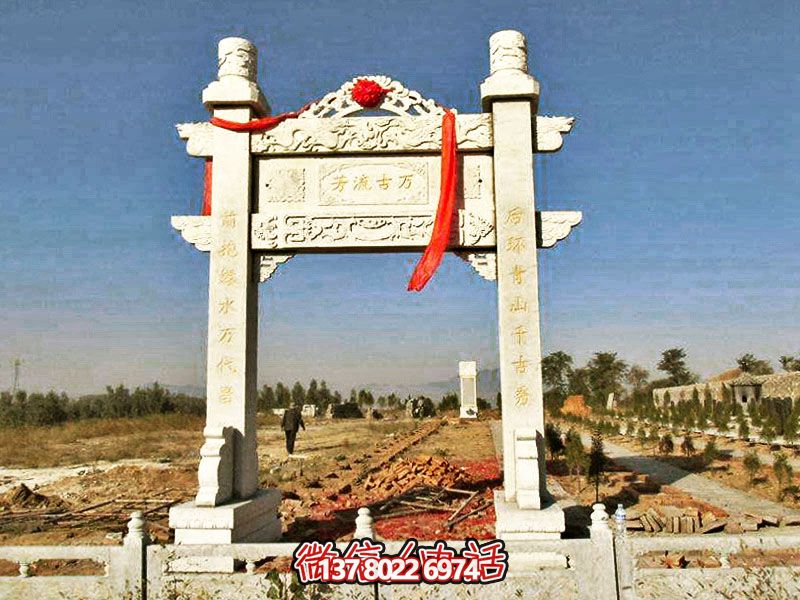 花崗巖簡易牌坊，擺放石墓地