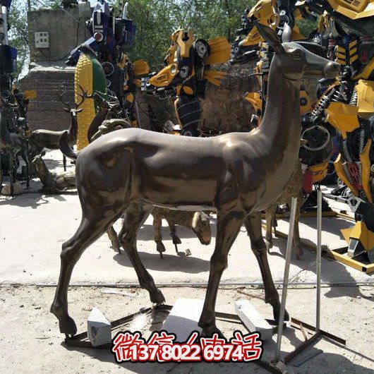 精美雕塑鹿，點綴園林景觀，增添藝術氣息