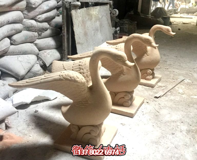 景區漢白玉創意展翅天鵝雕塑