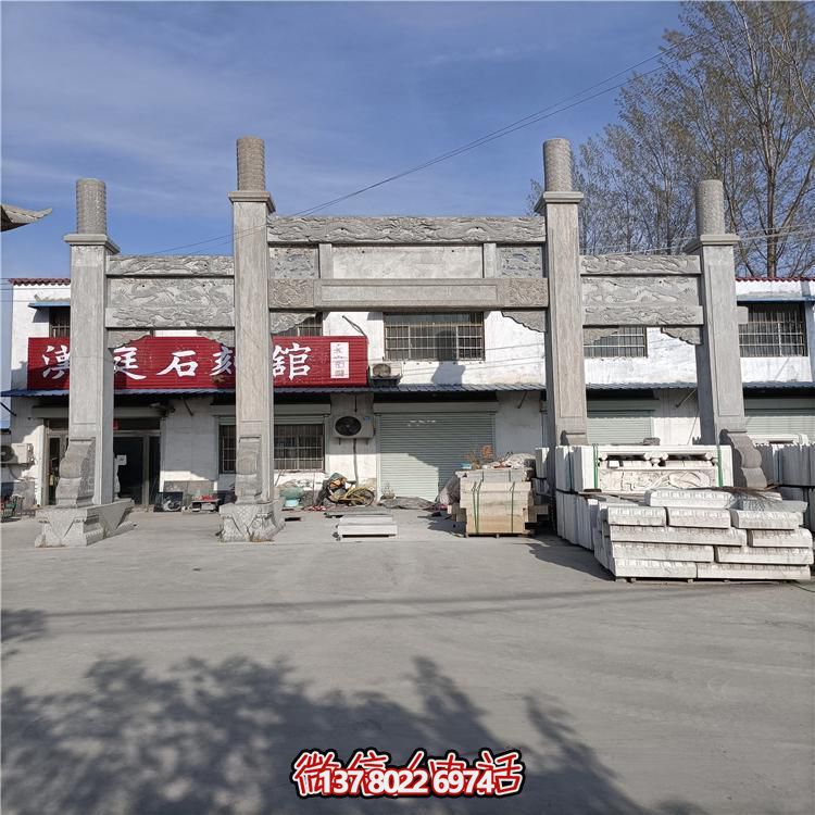 農村景區(qū)入口擺放青石雕刻仿古建牌坊