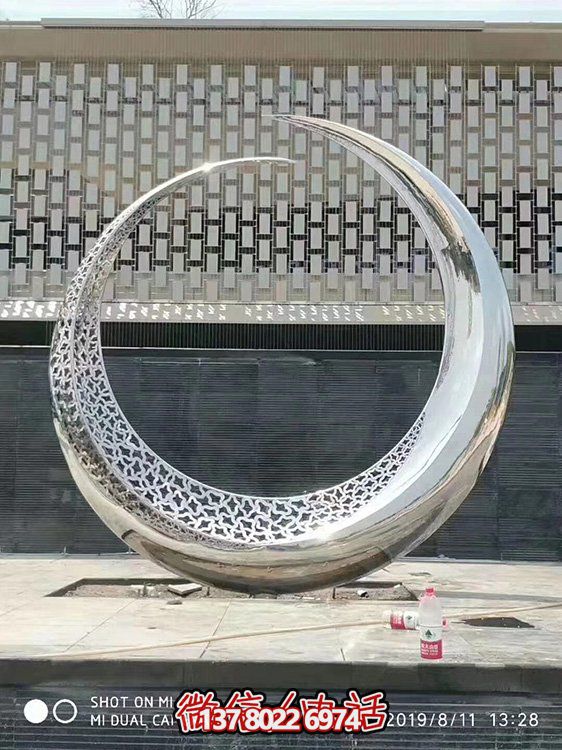 不銹鋼月亮雕塑戶外創(chuàng)意月牙環(huán)簡約酒店售樓部水景擺件