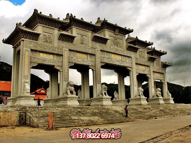 寺院景區(qū)復(fù)式斗拱五門(mén)石雕牌樓坊