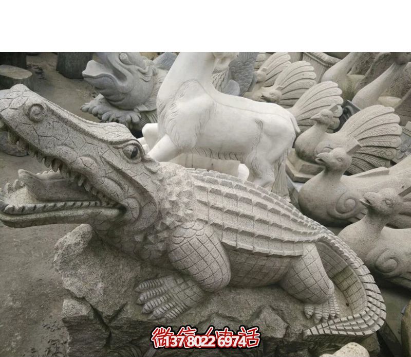 公園擺放的趴著的青石石雕創(chuàng)意鱷魚(yú)雕塑