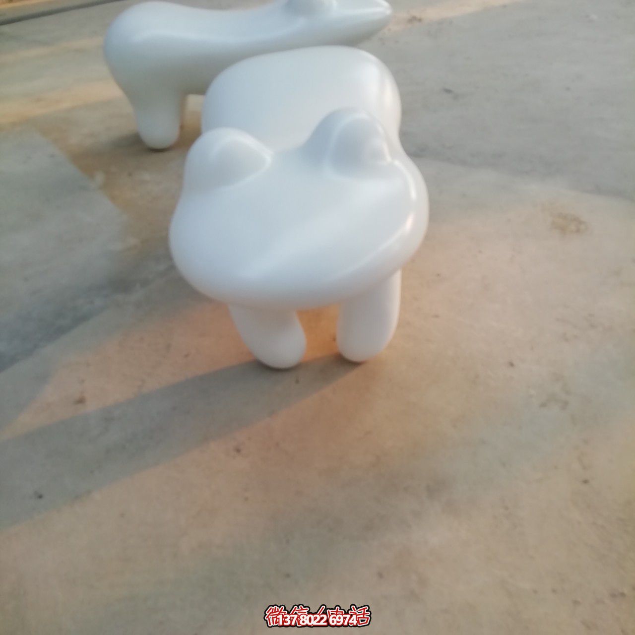 商場室內擺放卡通青蛙凳子玻璃鋼雕塑 商場室內擺放卡通青蛙凳子玻璃鋼雕塑